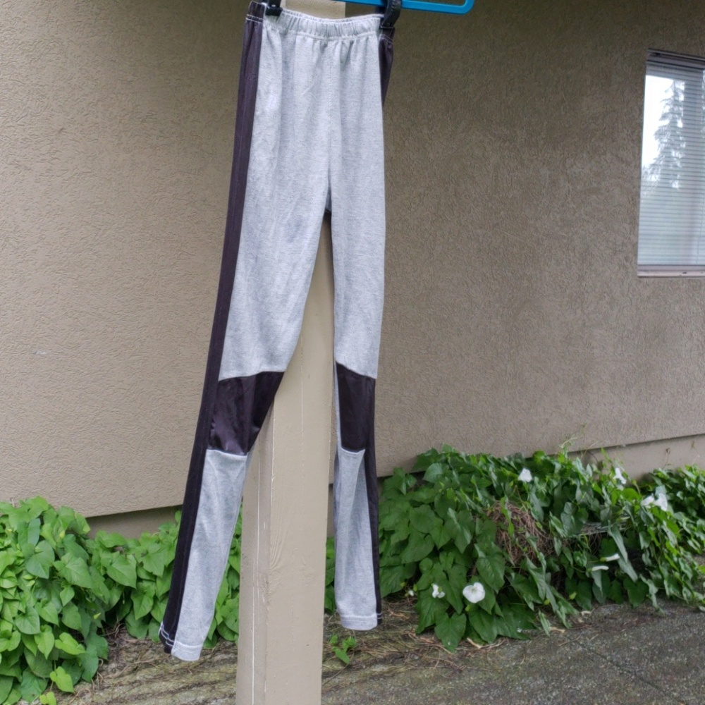 Grey leggings with black detail
